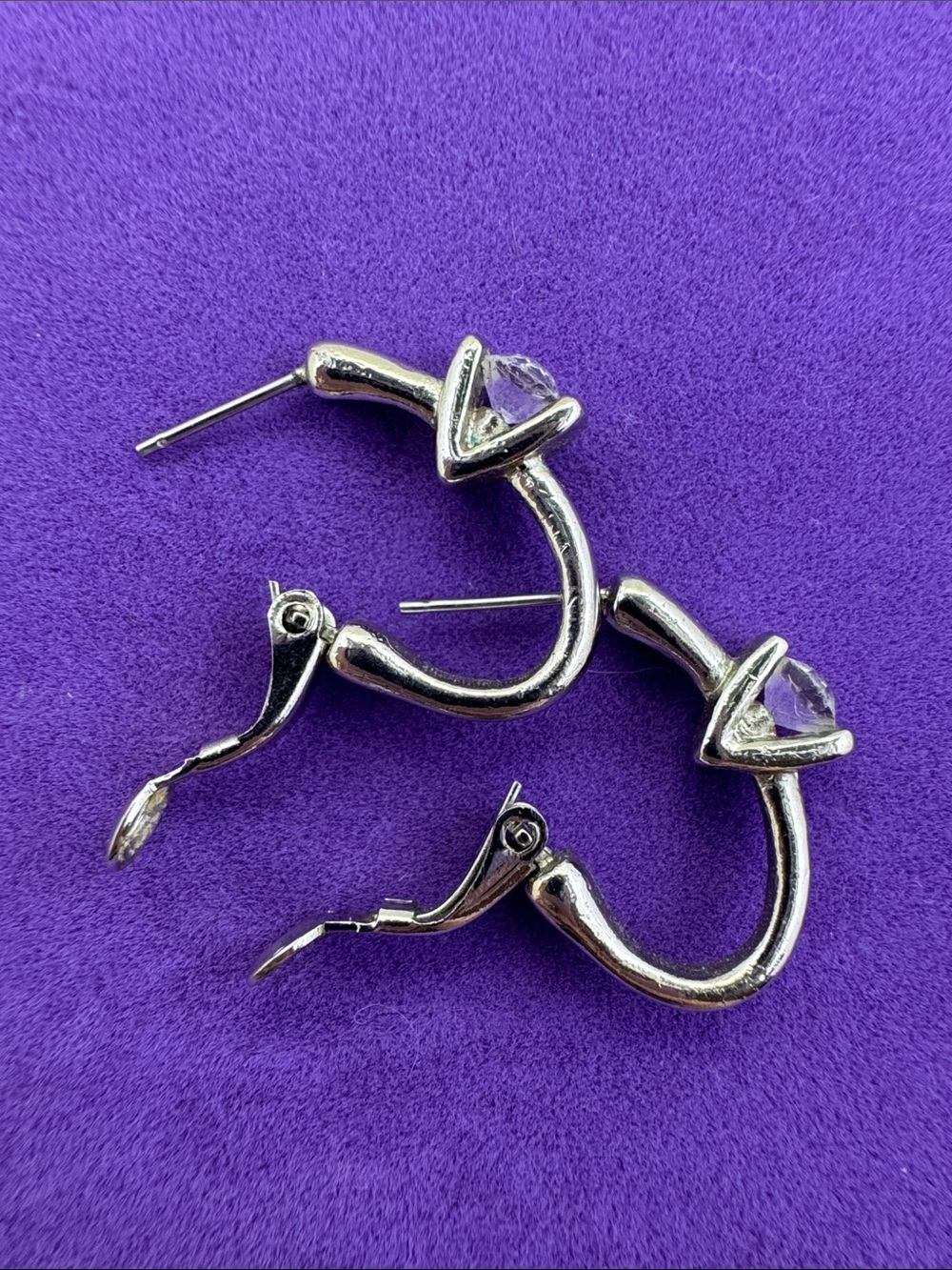💛 Classic Silver-Tone Hoop Earrings with Clear Plastic Stone - Picture 3 of 5